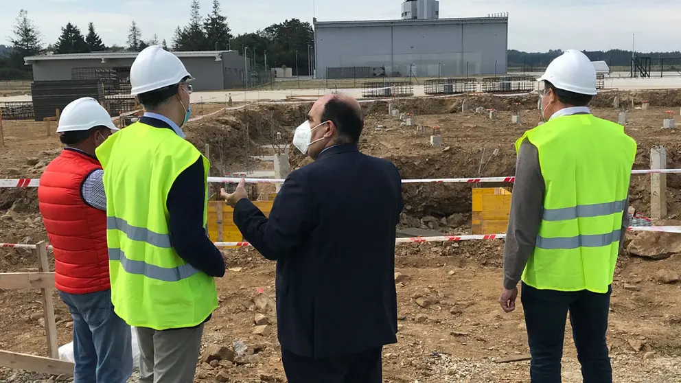 El vicepresidente econ&oacute;mico de la Xunta, Francisco Conde, pudo comprobar en Castro de Rei la marcha de la primera fase del parque industrial.