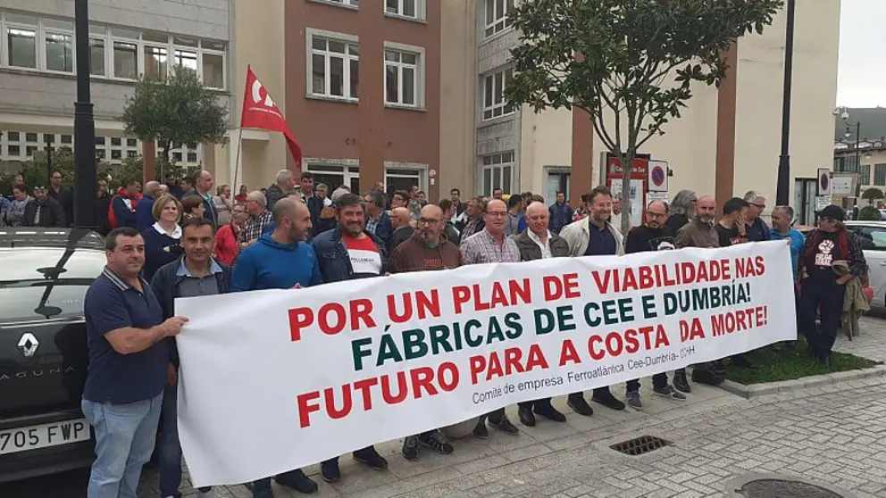 Unha protesta do comit&eacute; de empresa das f&aacute;bricas de Cee e Dumbr&iacute;a cando pertenc&iacute;an a Ferroatl&aacute;ntica./CIG.
