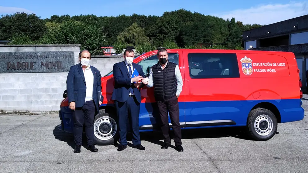 Entrega de la Proace Van a la Diputaci&oacute;n de Lugo por parte de los responsables del concesionario Breog&aacute;n Motor.