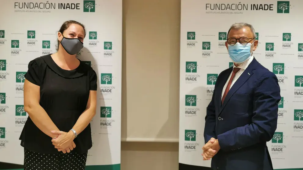 Ainara Ruiz de Gauna Amato, por parte de AXA, y Jos&eacute; Ram&oacute;n Santamar&iacute;a, por la de Fundaci&oacute;n Inade, rubricaron el acuerdo.