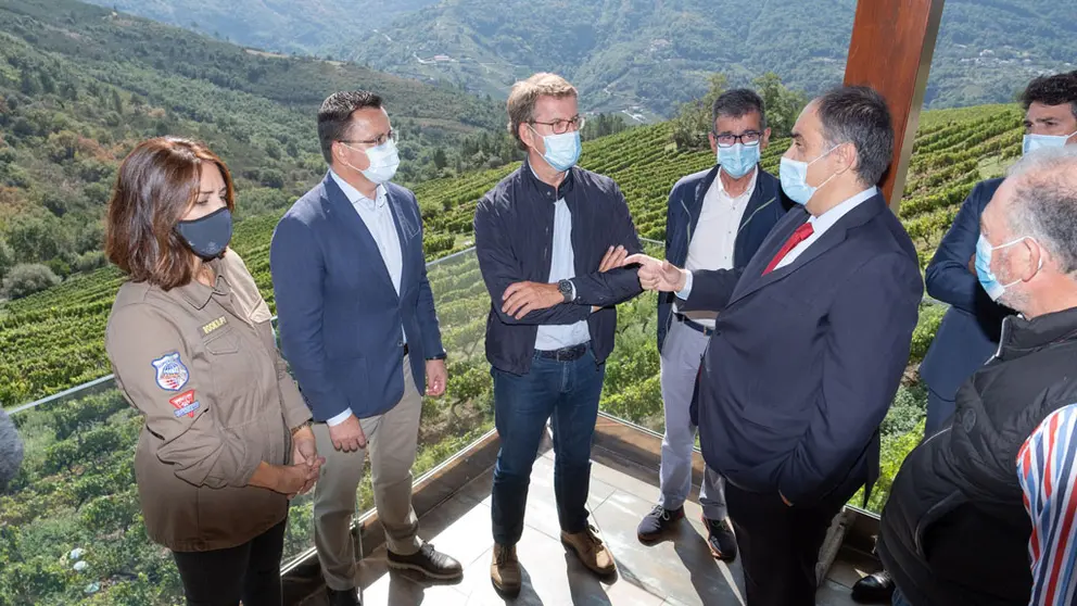 O presidente da Xunta, Alberto N&Atilde;&ordm;&Atilde;&plusmn;ez Feij&Atilde;&sup3;o, acompa&Atilde;&plusmn;ado polo conselleiro do Medio Rural, Jos&Atilde;&copy; Gonz&Atilde;&iexcl;lez, fai un percorrido polos vi&Atilde;&plusmn;edos e instalaci&Atilde;&sup3;ns das adegas Rectoral de Amandi (Santa Mar&Atilde;&shy;a de Amandi, s/n). Rectoral de Amandi, Sober, 21/09/20