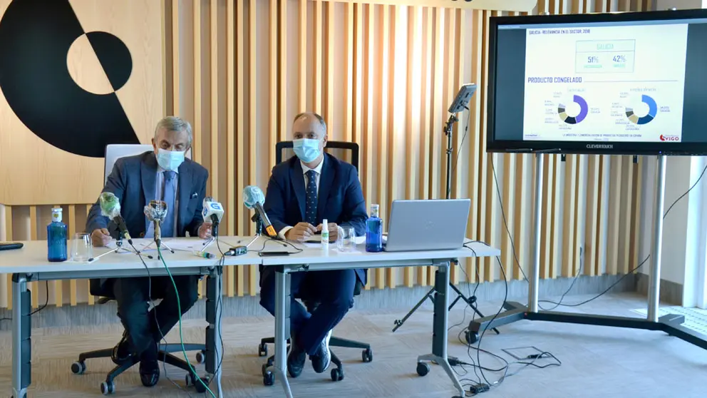 Jos&eacute; Lu&iacute;s Freire, presidente de Conxemar, y David Regades, delegado de Zona Franca de Vigo, presentaron el informe.