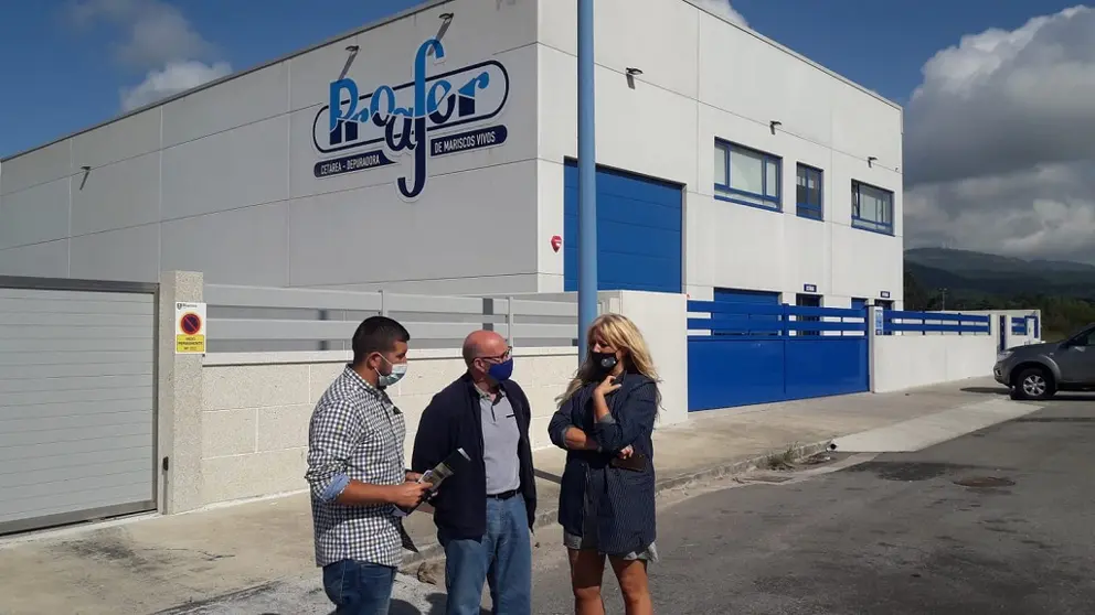 Sestayo, en la visita al pol&iacute;gono empresarial de Rianxo acompa&ntilde;ada por, entre otros, el regidor del municipio.