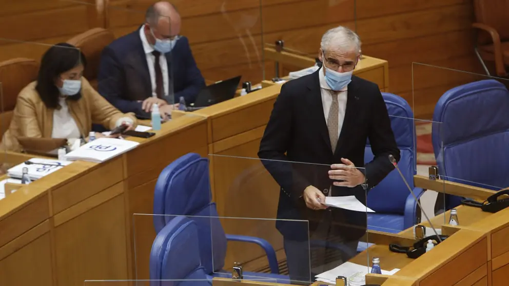El vicepresidente econ&oacute;mico Francisco Conde, en el Parlamento gallego.