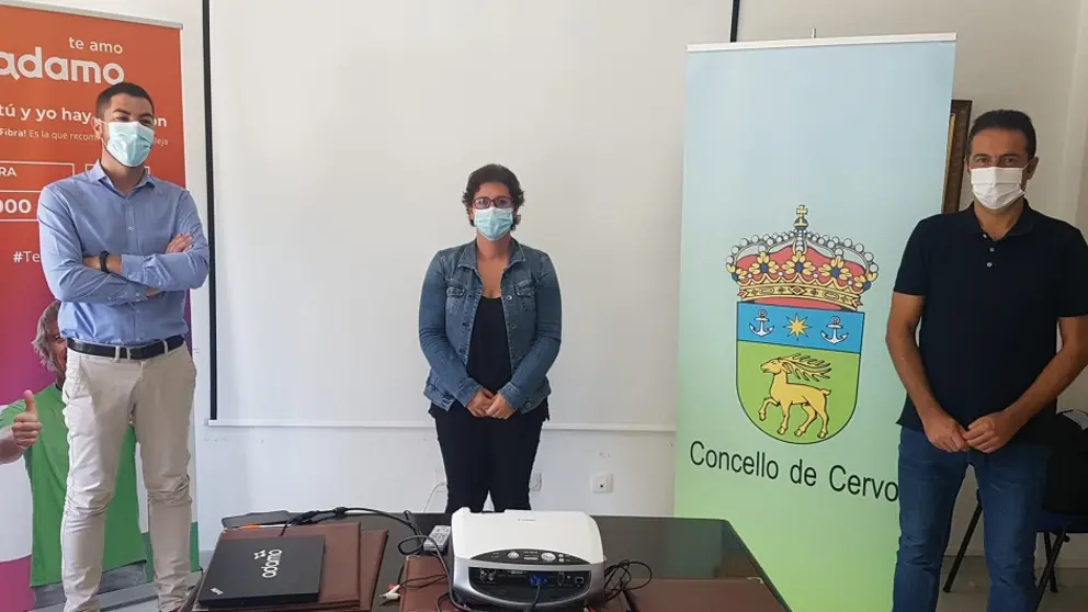 David Llano, delegado de Adamo en GaliciaAlfonso Villares, alcalde de Cervo; Dolores Garc&iacute;a Caram&eacute;s, concejala de Cultura; y