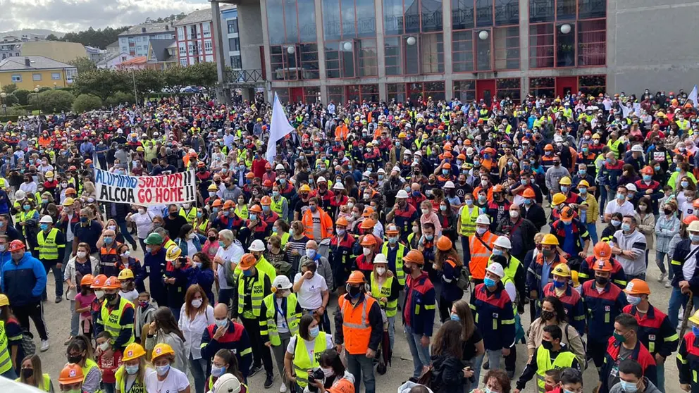 multitudinaria manifestaci&oacute;n que partiu da estaci&oacute;n de tren de Xove de traballadores e veci&ntilde;os da Mari&ntilde;a./CIG.
