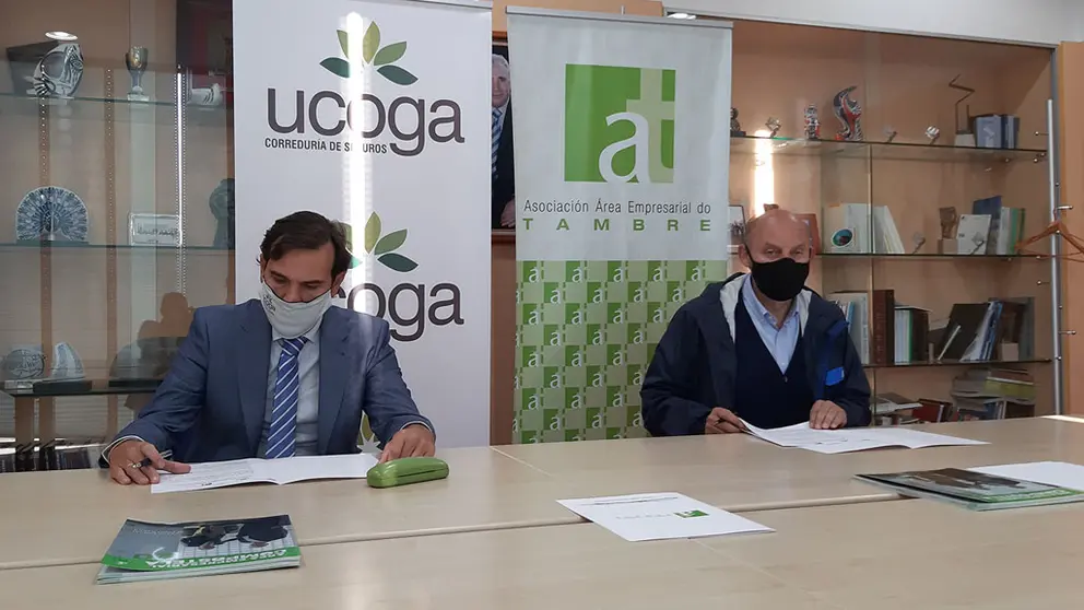El representante de Ucoga, Manuel Nieto Barreiro, y el presidente del &Aacute;rea Empresarial del Tambre, Jos&eacute; Fern&aacute;ndez Albor&eacute;s, en la firma del acuerdo.