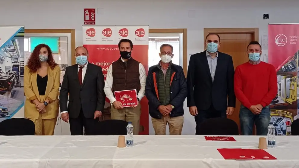 Miembros de la directiva de AJE Ourense junto al presidente de la Asociaci&oacute;n de Empresarios de San Cibrao y al alcalde de San Cibrao das Vi&ntilde;as.
