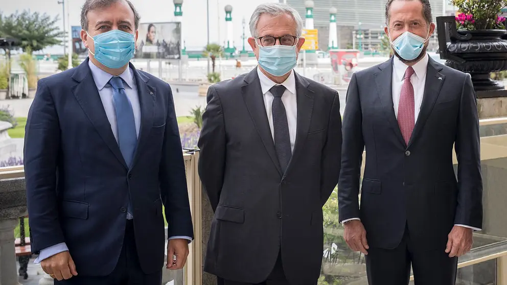 el consejero delegado de ABANCA, Francisco Botas, el CEO adjunto de Cr&eacute;dit Agricole, Xavier Musca, y el presidente de ABANCA, Juan Carlos Escotet Rodr&iacute;guez.