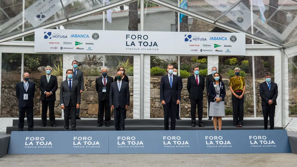 Autoridades y ponentes en la inauguraci&oacute;n del II Foro La Toja.