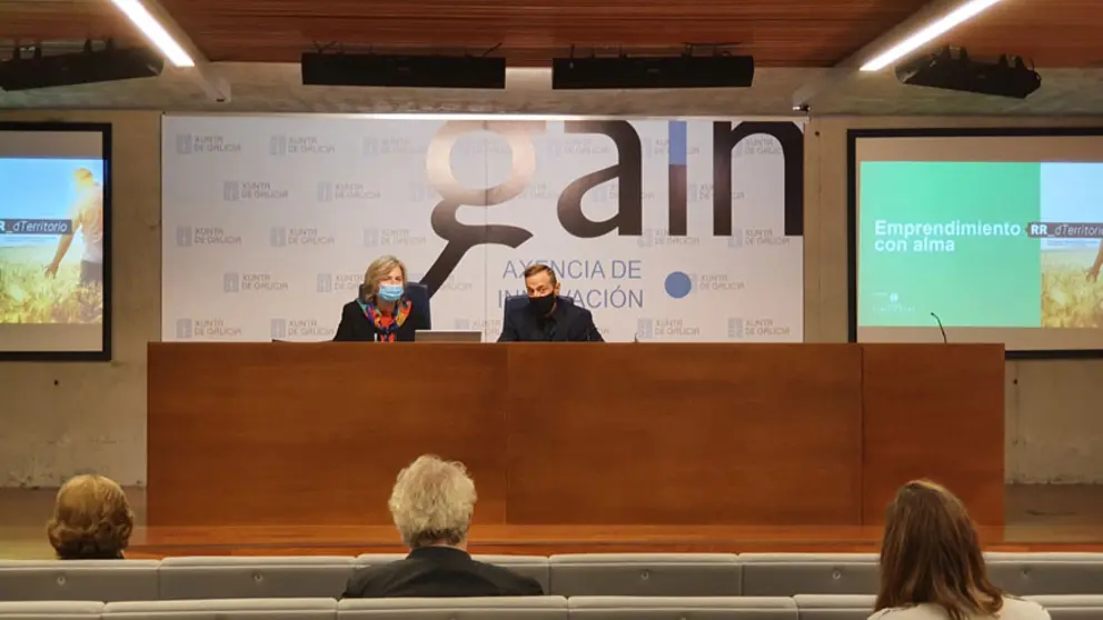 La directora de la Fundaci&oacute;n Roberto Rivas, Olga Rivas, y Pedro Arenas