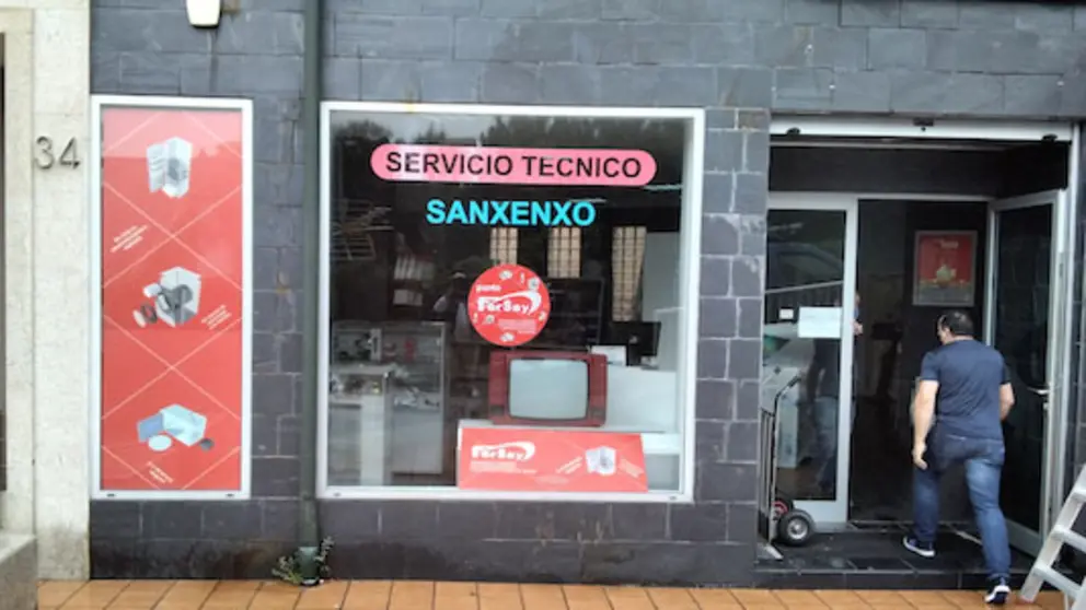 Fersay inaugura corner en la tienda Tien21 de Sanxenxo.