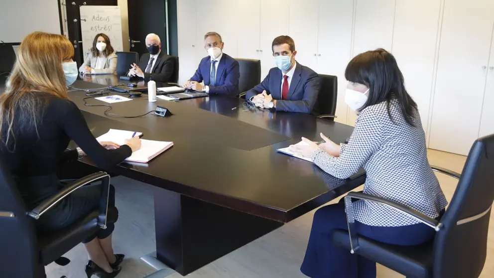La La conselleira de Emprego e Igualdade,&nbsp;Mar&iacute;a Jes&uacute;s Lorenzana con la directiva de Asime.