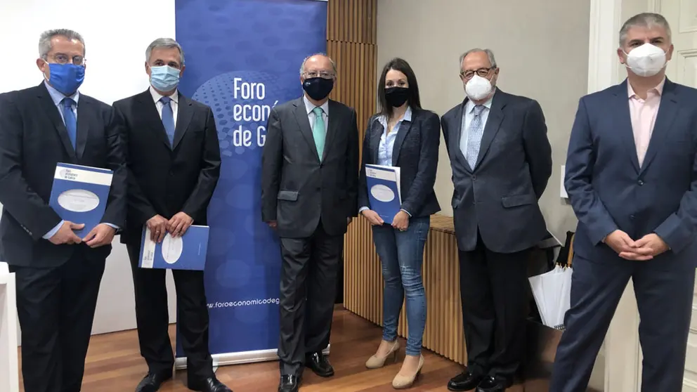 Miembros del Foro Econ&oacute;mico de Galicia en la presentaci&oacute;n del informe en Santiago.