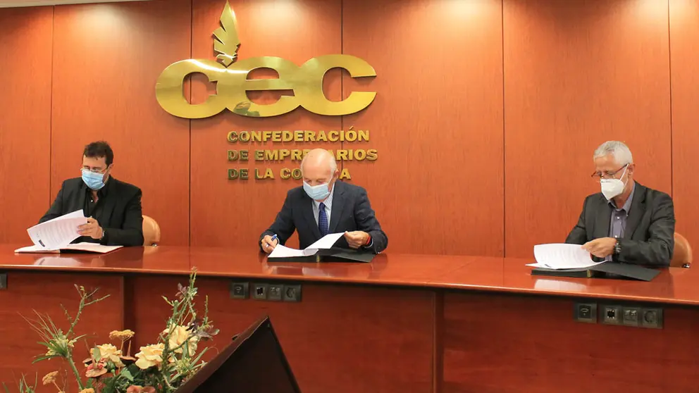 El presidente de la CEC, Antonio Fontenla (centro) suscribi&oacute; el acuerdo con los representantes de Prevem&oacute;vil  y
