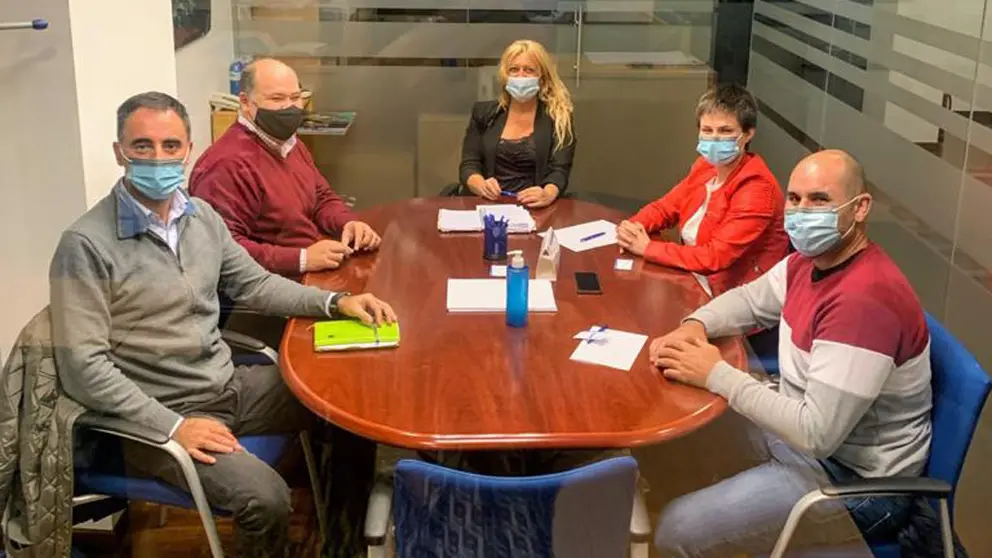 La alcaldesa y el concejal de O Rosal, junto a t&eacute;cnicos, se reunieron con la gerente de SEA.