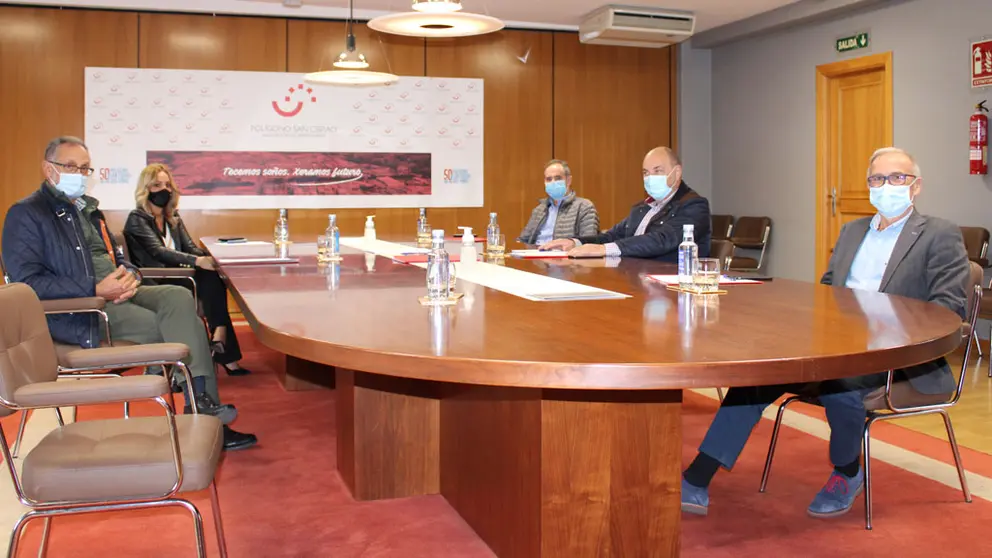 Reuni&oacute;n entre el alcalde de San Cibrao das Vi&ntilde;as (izq.) y representantes de la Asociaci&oacute;n de Empresarios del Pol&iacute;gono de San Cibrao.