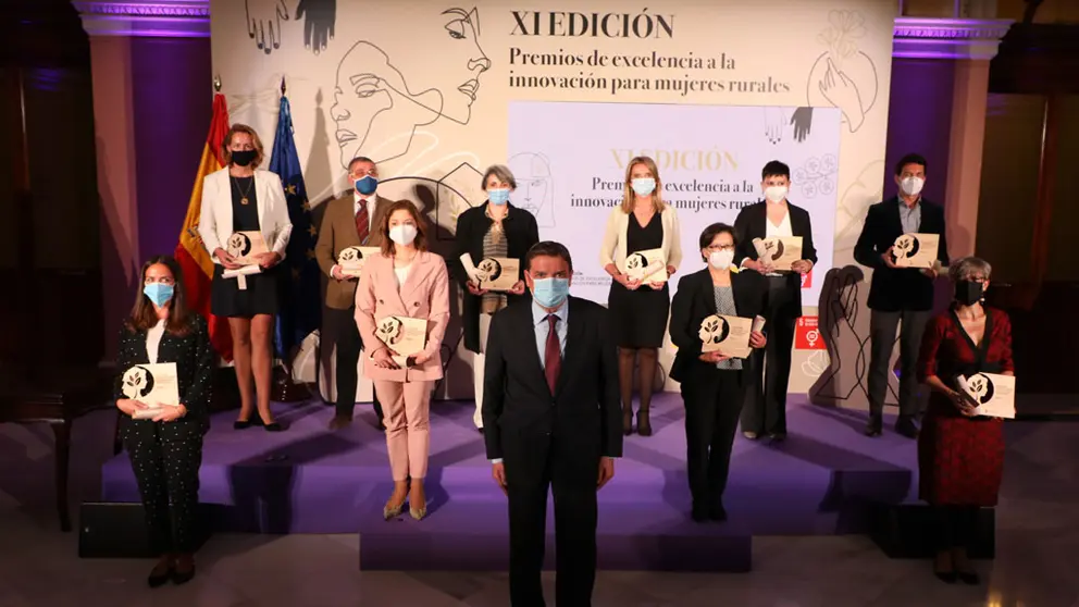 O ministro Luis Planas coas galardoadas cos &ldquo;Premios de Excelencia &aacute; Innovaci&oacute;n para Mulleres Rurais&rdquo;.