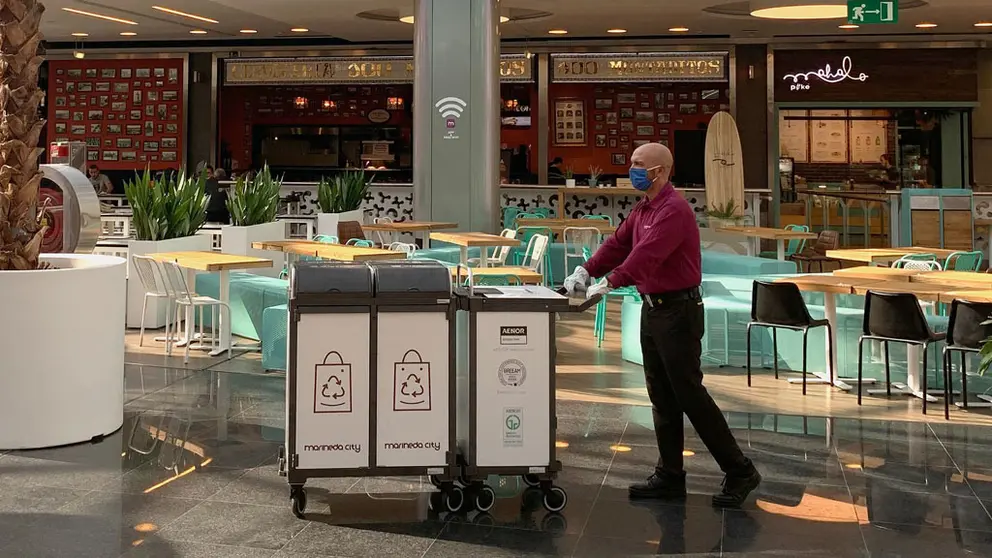 Recogida de residuos en el centro comercial Marineda City.