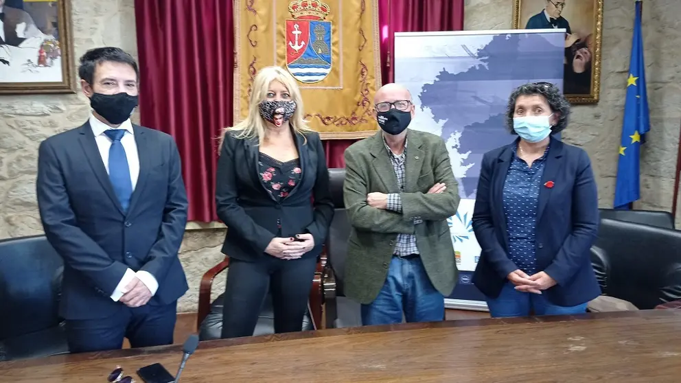 La gerente de SEA junto al alcalde de Rianxo y otros miembros de la corporaci&oacute;n.