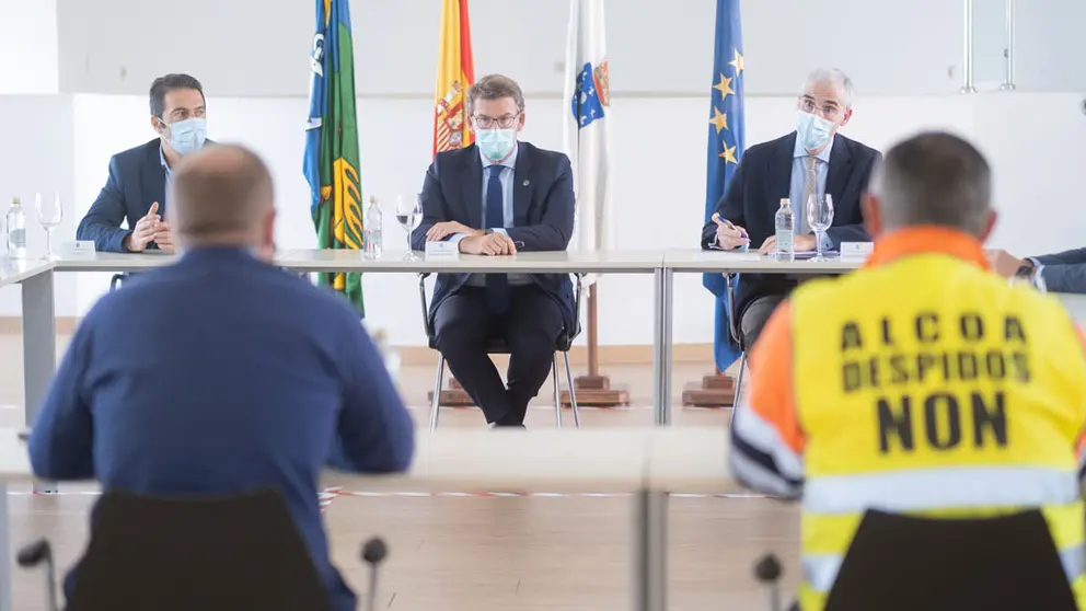 O titular do Goberno galego, Alberto N&Atilde;&ordm;&Atilde;&plusmn;ez Feij&Atilde;&sup3;o, acompa&Atilde;&plusmn;ado do vicepresidente segundo e conselleiro de Econom&Atilde;&shy;a, Empresa e Innovaci&Atilde;&sup3;n, Francisco Conde, re&Atilde;&ordm;nese co Comit&Atilde;&copy; de empresa de Alcoa. Casa do Mar de San Cibrao (Lugo), 23 de outubro de 2020