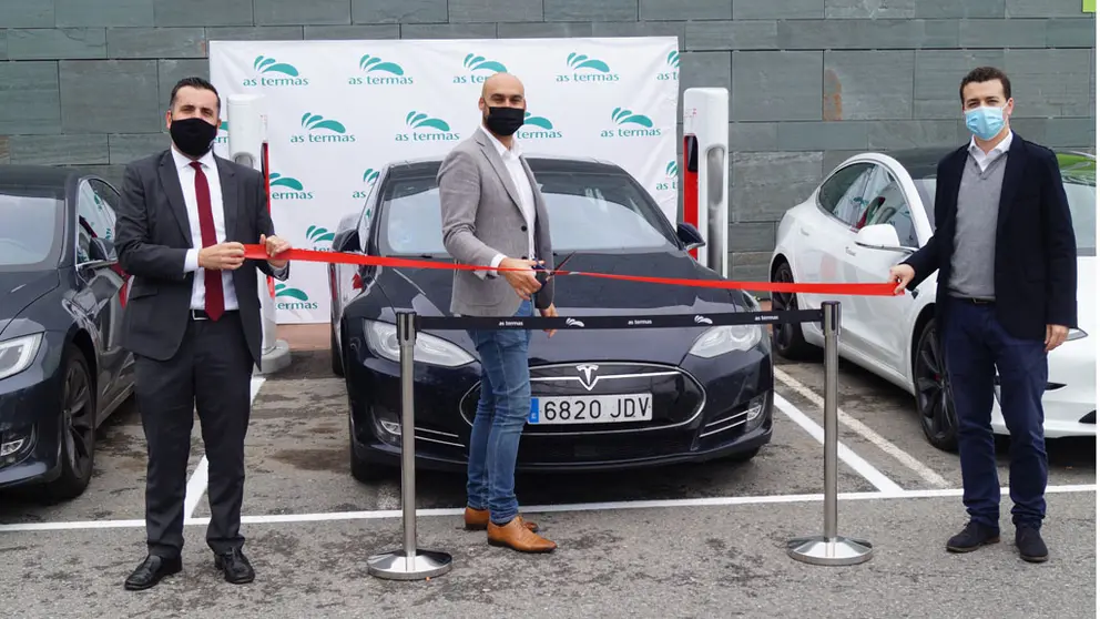 responsable de infraestructuras e instalaciones sur de Europa en Tesla, Javier Sed&oacute;, el concejal de Desarrollo Local y Empleo del Concello de Lugo, Mauricio Repetto, y el gerente del Centro Comercial As Termas, Esteban Pati&ntilde;o.