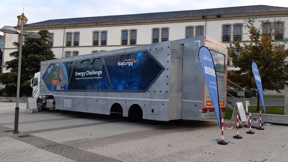 El autob&uacute;s del Energy Challenge de Fundaci&oacute;n Naturgy est&aacute;  Praza da Horta do Seminario, en la ciudad de Lugo.