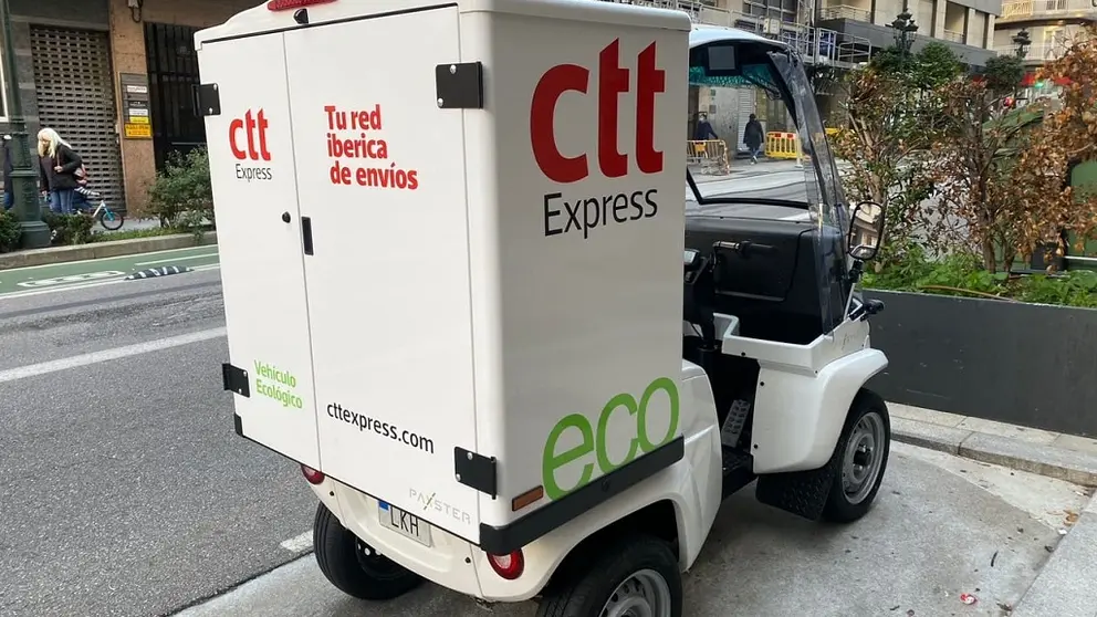 CTT Express suma un cuadriciclo el&eacute;ctrico a su flota de reparto en Vigo.