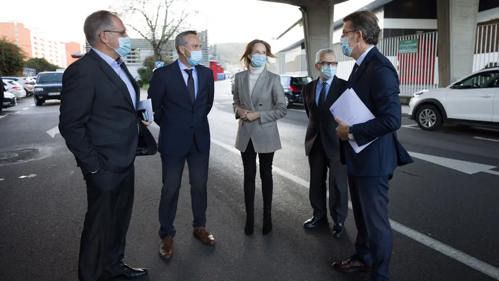 Feij&oacute;o (der.) con grupo de trabajo sectorial de automoci&oacute;n Next Generation Galicia-AutoAncora./A.VARELA.