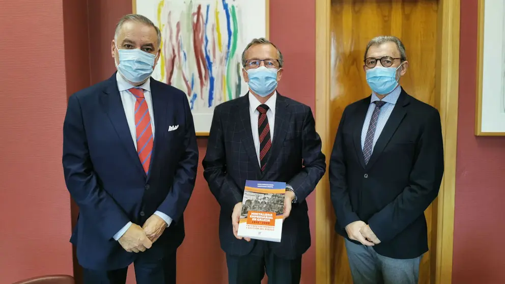Presidente y director de Fundaci&oacute;n Inade junto al presidente del Consello Econ&oacute;mico e Social de Galicia (centro).