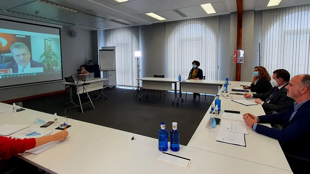 A la derecha de la imagen, la presidenta de la Diputaci&oacute;n de Pontevedra, el alcalde de Vigo y el delegado de Zona Franca, en videoconferencia con el comisario de
