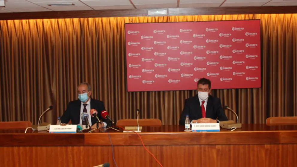 Firma del protocolo piloto entre responsables de Iberia, la C&aacute;mara de A Coru&ntilde;a y el Consorcio de Turismo.