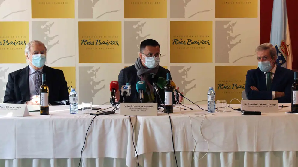 El conselleiro de Medio Rural (centro) particip&oacute; en la presentaci&oacute;n de los datos de exportaci&oacute;n de la D.O. R&iacute;as Baixas