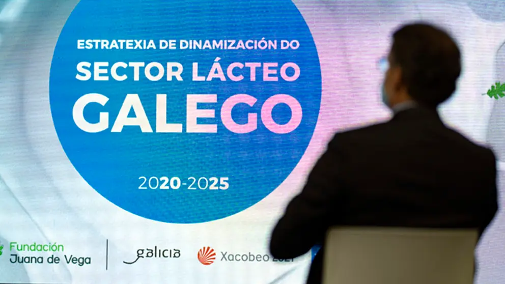 O presidente da Xunta, Alberto N&Atilde;&ordm;&Atilde;&plusmn;ez Feij&Atilde;&sup3;o, acompa&Atilde;&plusmn;ado do conselleiro do Medio Rural, Jos&Atilde;&copy; Gonz&Atilde;&iexcl;lez, participa na presentaci&Atilde;&sup3;n da Estratexia do sector l&Atilde;&iexcl;cteo galego. Cidade da Cultura (Santiago de Compostela), 18/11/20.