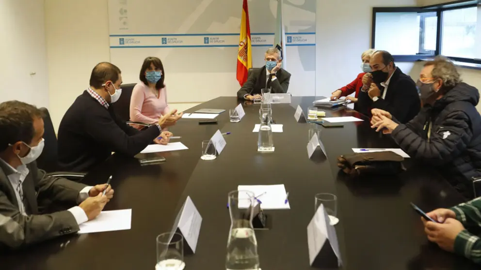 La conselleira Mar&iacute;a Jes&uacute;s Lorenzana y el vicepresidente de la Xunta Alfonso Rueda, junto a representantes de la hosteler&iacute;a.