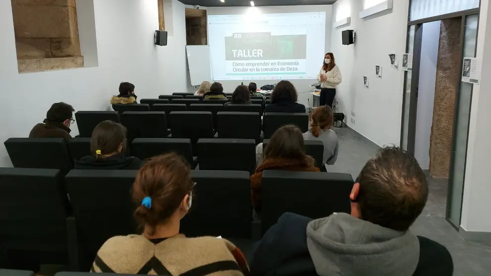 Asistentes al taller sobre emprender en econom&iacute;a circular celebrado en Lal&iacute;n.