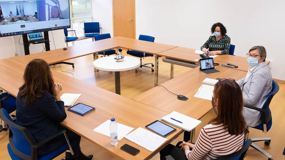 La conselleira de Mar, Rosa Quintana, mantuvo un encuentro por videoconferencia con la responsable de la DG Mare&nbsp;de la Comisi&oacute;n Europea, Charlina Vitcheva./X.CRESPO.