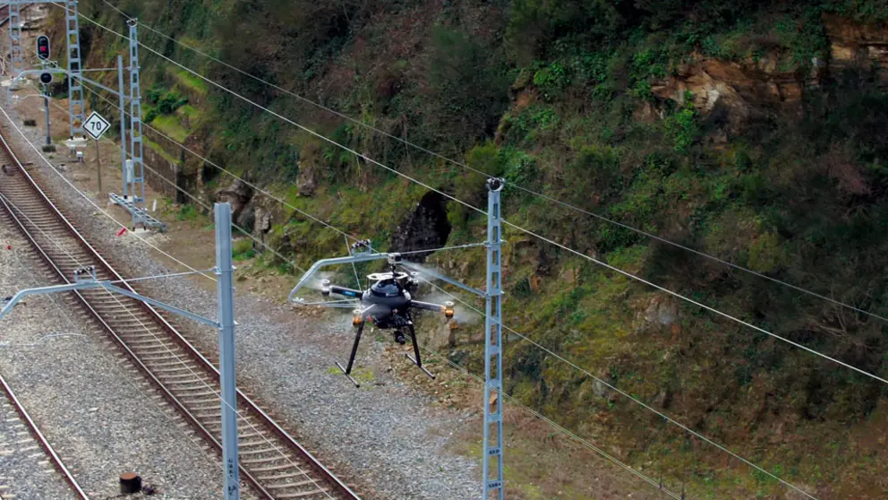El proyecto utiliza dron equipado con c&aacute;maras de alta resoluci&oacute;n y un m&oacute;dem 5G para recoger las im&aacute;genes de las v&iacute;as f&eacute;rreas.