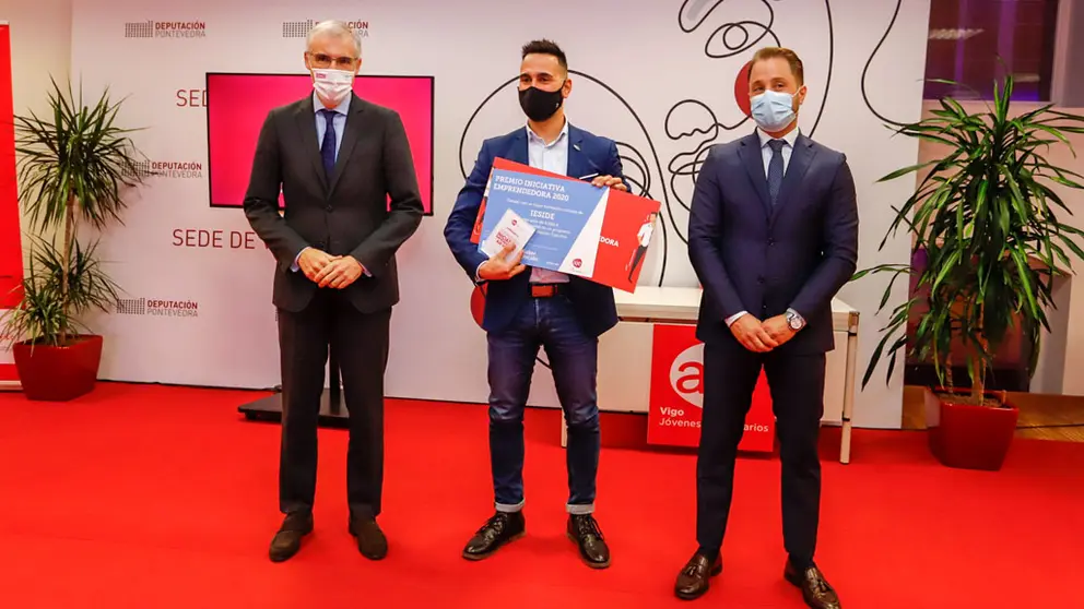 El vicepresidente econ&oacute;mico de la Xunta junto al ganador de la "Iniciativa Emprendedora" y al presidente de AJE Vigo./MVR.