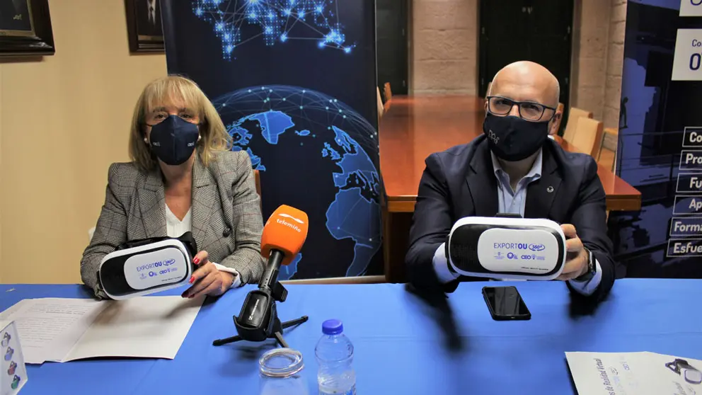 Marisol Novoa y Manuel Baltar posan con unas gafas de realidad virtual, que  permiten sacar todo el partido a los v&iacute;deos con tecnolog&iacute;a 360&ordm; elaborados para la plataforma ExportOu.