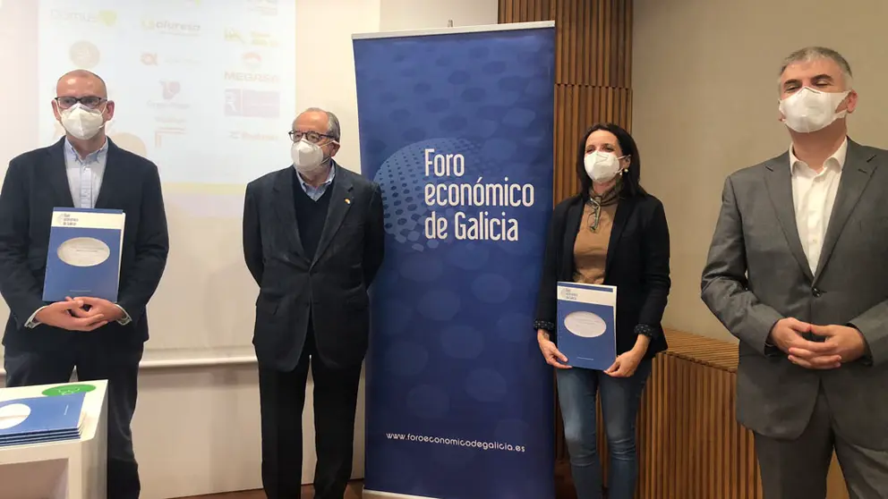 Miembros del Foro Econ&oacute;mico de Galicia en la presentaci&oacute;n del documento