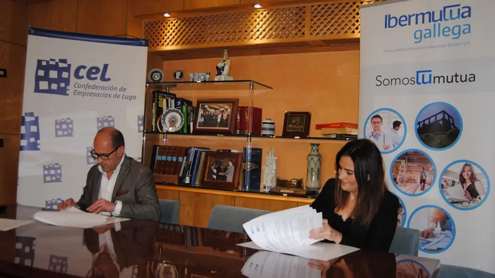 El secretario general de la CEL, Jaime L&oacute;pez, y la directora del centro en Lugo de Ibermutua gallega, Ana Bel&eacute;n Buend&iacute;a.