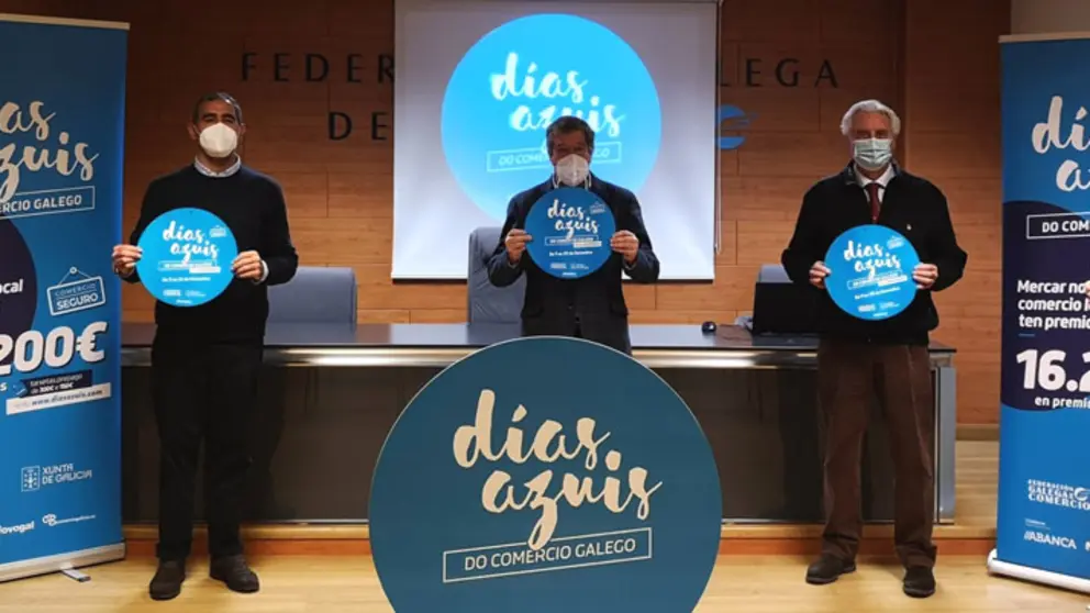 Sorteo de los vales regalo de la campa&ntilde;a "D&iacute;as Azuis" en la sede de la Federaci&oacute;n Galega de Comercio.