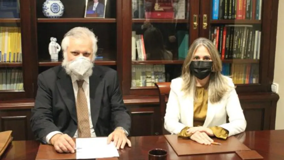 El presidente de la Mutualidad de Procupadores, Gonz&aacute;lez-Puelles y la decana de los economistas de Pontevedra, Lucy Amigo.