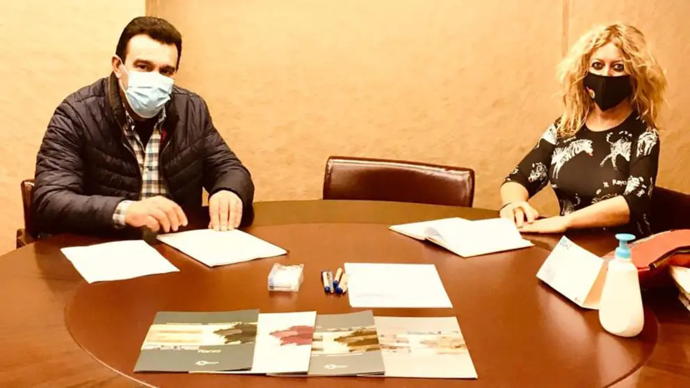 El alcalde de Mes&iacute;a, Mariano Iglesias, y la gerente de SEA, Beatriz Sestayo.