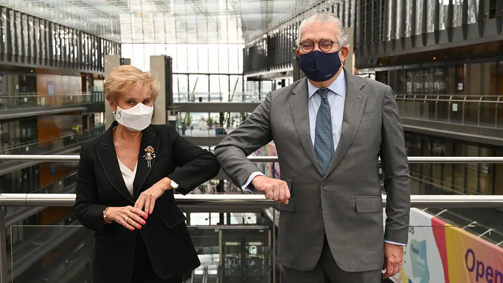 el CEO de Endesa, Jos&eacute; Bogas, y Carmen Quintanilla, presidenta de AFAMMER./C.HOYS.