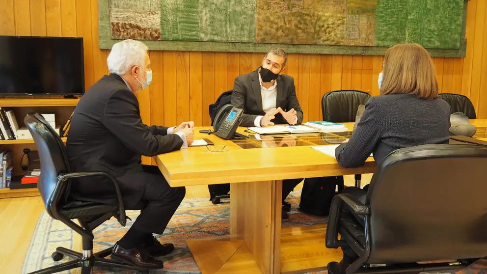 El presidente del Parlamento de Galicia, Miguel &Aacute;ngel Santalices, recibi&oacute; al presidente y la vicepresidenta del Foro pola econom&iacute;a social de Galicia, Celso G&aacute;ndara e Isabel Fraga.