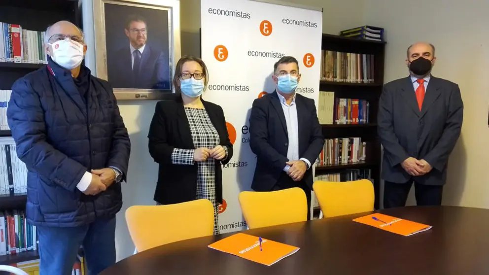 La presidenta y miembros de la junta directiva del Colegio de Economistas de Ourense con el presidente de la Asociaci&oacute;n de Empresarios del Pol&iacute;gono Barreiros.