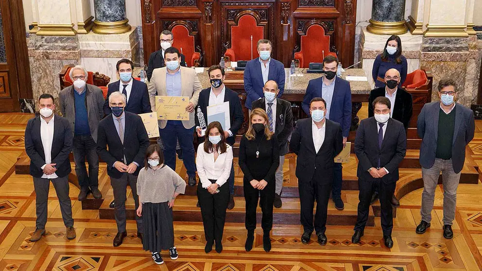 Autoridades y premiados en los XXI Premios Emprende de AJE Coru&ntilde;a.