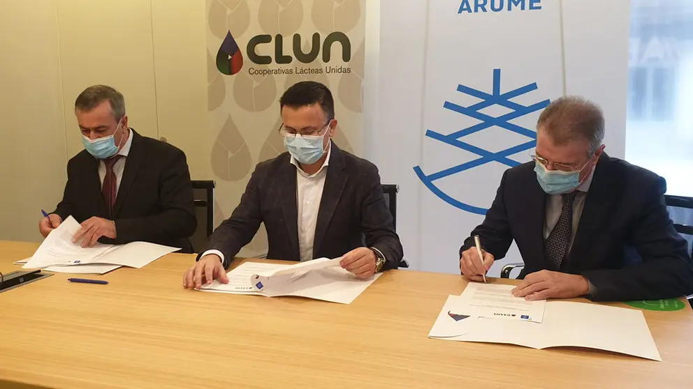Firma del convenio entre el presidente de CLUN, Jos&eacute; &Aacute;ngel Blanco; y el
presidente del patronato de la Fundaci&oacute;n ARUME, Jos&eacute; Carballo,en presencia del conselleiro de Medio Rural, Jos&eacute; Gonz&aacute;lez.
